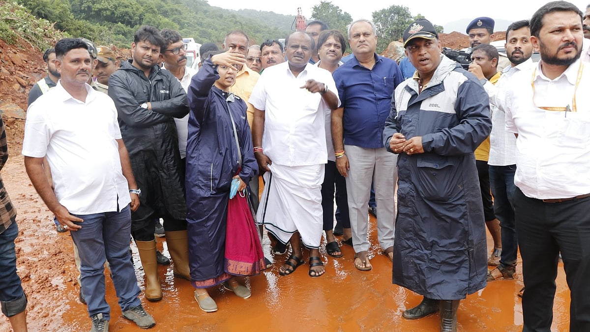 ಶಿರೂರು ಗುಡ್ಡ ಕುಸಿತ: ಸ್ಥಳಕ್ಕೆ ಭೇಟಿ ನೀಡಿ ಪರಿಶೀಲಿಸಿದ ಹೆಚ್ ಡಿ ಕುಮಾರಸ್ವಾಮಿ, ಕಷ್ಟದಲ್ಲಿರುವ ಕುಟುಂಬಕ್ಕೆ ಸಹಾಯ ಮಾಡಲು ಸರ್ಕಾರಕ್ಕೆ ಒತ್ತಾಯ