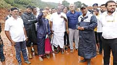 ಶಿರೂರು ಗುಡ್ಡ ಕುಸಿತ: ಸ್ಥಳಕ್ಕೆ ಭೇಟಿ ನೀಡಿ ಪರಿಶೀಲಿಸಿದ ಹೆಚ್ ಡಿ ಕುಮಾರಸ್ವಾಮಿ, ಕಷ್ಟದಲ್ಲಿರುವ ಕುಟುಂಬಕ್ಕೆ ಸಹಾಯ ಮಾಡಲು ಸರ್ಕಾರಕ್ಕೆ ಒತ್ತಾಯ
