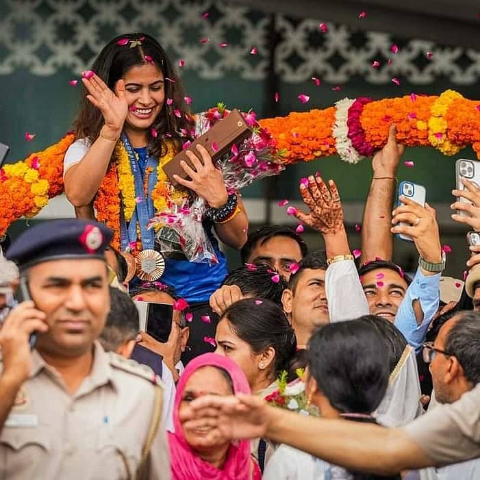 'ನನ್ನ ಇಡೀ ಜೀವನ ಕ್ರೀಡೆ ಮತ್ತು ಭಾರತಕ್ಕೆ ಮುಡಿಪು': ದೆಹಲಿಗೆ ಬಂದಿಳಿದ Manu Bhaker ಗೆ ಅದ್ದೂರಿ ಸ್ವಾಗತ!