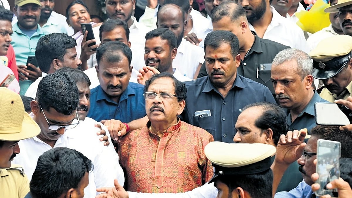ಬೃಹತ್ ಕೇಕ್‌ ಕತ್ತರಿಸಿ ಹುಟ್ಟುಹಬ್ಬ ಆಚರಿಸಿಕೊಂಡ ಗೃಹ ಸಚಿವ: ಮುಂದಿನ ಸಿಎಂ ಪರಮೇಶ್ವರ್ ಎಂದು ಘೋಷಣೆ ಕೂಗಿದ ಬೆಂಬಲಿಗರು