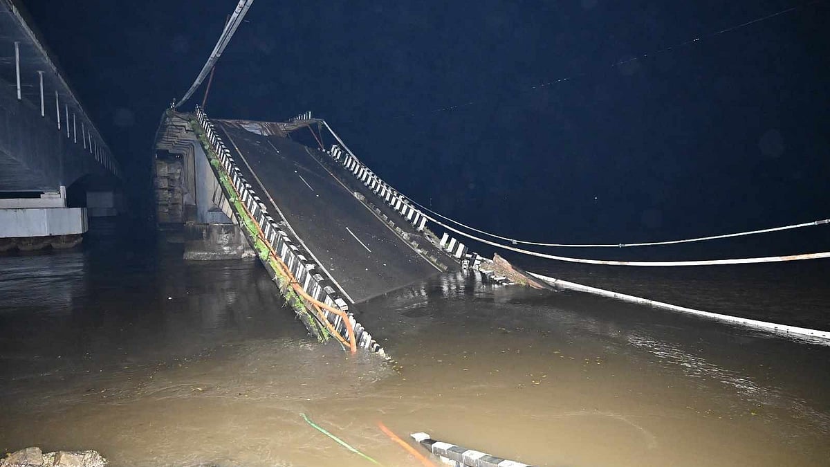 ಕುಸಿದು ಬಿದ್ದ ಕಾಳಿ ಸೇತುವೆ: ಓರ್ವ ವ್ಯಕ್ತಿಗೆ ಗಾಯ, ಕಾರವಾರ-ಗೋವಾ ಸಂಚಾರ ಸ್ಥಗಿತ