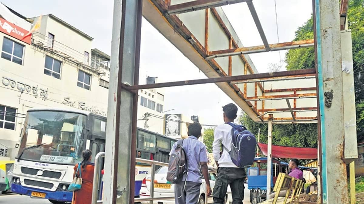 'ಶಕ್ತಿ' ಸೌಕರ್ಯ ಇದ್ದರೂ ಸಿಗದ ನಿಲ್ದಾಣ ವ್ಯವಸ್ಥೆ: ಬಸ್ ತಂಗುದಾಣಗಳಲ್ಲಿ ಅವ್ಯವಸ್ಥೆ, ಸಾರ್ವಜನಿಕರಿಗೆ ನಿತ್ಯ ಸಂಕಷ್ಟ..!