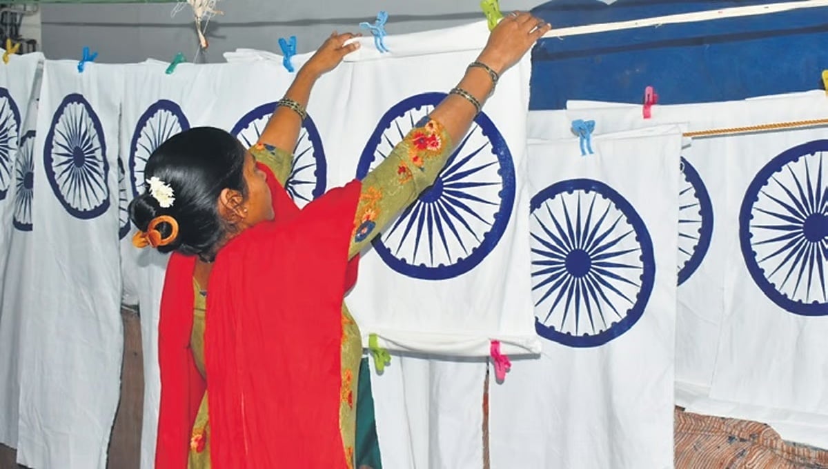 ಹುಬ್ಬಳ್ಳಿ: ಪಾಲಿಸ್ಟರ್ ಧ್ವಜದ ಭರಾಟೆ; ಬೆಂಗೇರಿ ಖಾದಿ ಧ್ವಜಕ್ಕೆ ಸಂಚಾಕಾರ; ನಷ್ಟದಲ್ಲಿ ಖಾದಿ ಗ್ರಾಮೋದ್ಯೋಗ ಸಂಸ್ಥೆ