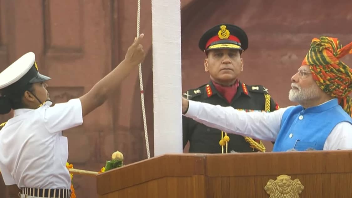 78ನೇ ಸ್ವಾತಂತ್ರ್ಯೋತ್ಸವ: ಕೆಂಪು ಕೋಟೆಯಲ್ಲಿ ಮೋದಿ ಧ್ವಜಾರೋಹಣ, ದೇಶದ ಜನರನ್ನು 'ಪರಿವಾರಜನ್' ಎನ್ನುವ ಮೂಲಕ ಭಾಷಣ ಆರಂಭಿಸಿದ ಪ್ರಧಾನಿ