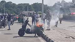 ದೂರು ಸ್ವೀಕರಿಸಲು ಉಡಾಫೆ ತೋರಿದ ಪೊಲೀಸರು: ಸಿಟ್ಟಿಗೆದ್ದು ವಿಧಾನಸೌಧ ಮುಂದೆಯೇ ಬೈಕ್'ಗೆ ಬೆಂಕಿ ಹಚ್ಚಿದ ಯುವಕ..!