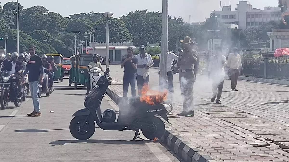 ದೂರು ಸ್ವೀಕರಿಸಲು ಉಡಾಫೆ ತೋರಿದ ಪೊಲೀಸರು: ಸಿಟ್ಟಿಗೆದ್ದು ವಿಧಾನಸೌಧ ಮುಂದೆಯೇ ಬೈಕ್'ಗೆ ಬೆಂಕಿ ಹಚ್ಚಿದ ಯುವಕ..!