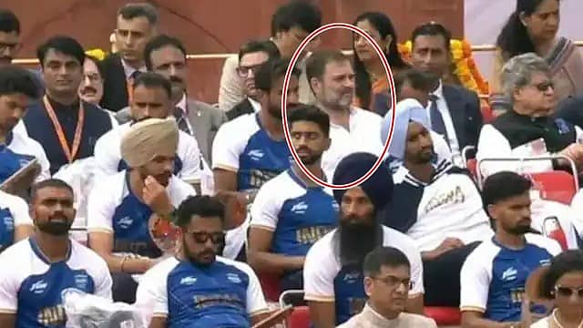 'ಭಾರತೀಯರಿಗೆ ಮಾಡಿದ ಅವಮಾನ': ಕೆಂಪು ಕೋಟೆಯಲ್ಲಿ ರಾಹುಲ್ ಗಾಂಧಿಗೆ 5ನೇ ಸಾಲಿನಲ್ಲಿ ಜಾಗ; ಕಾಂಗ್ರೆಸ್ ಟೀಕೆ!