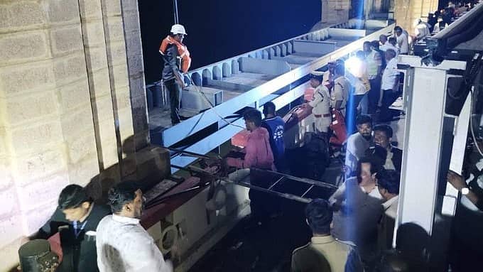 TB Dam: ತುಂಗಭದ್ರಾ ಜಲಾಶಯದ ಮೊದಲ ಸ್ಟಾಪ್ ಗೇಟ್ ಅಳವಡಿಕೆ ಯಶಸ್ವಿ, 4 ಗೇಟ್ ಗಳ ಅಳವಡಿಕೆ ಬಾಕಿ