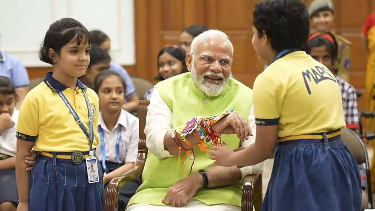 ಶಾಲಾ ಮಕ್ಕಳೊಂದಿಗೆ 'ರಕ್ಷಾ ಬಂಧನ್' ಆಚರಿಸಿದ ಪ್ರಧಾನಿ ಮೋದಿ; ಗಡಿಯಲ್ಲಿ ಯೋಧರಿಗೆ ರಾಖಿ ಕಟ್ಟಿದ ಮಹಿಳೆಯರು!