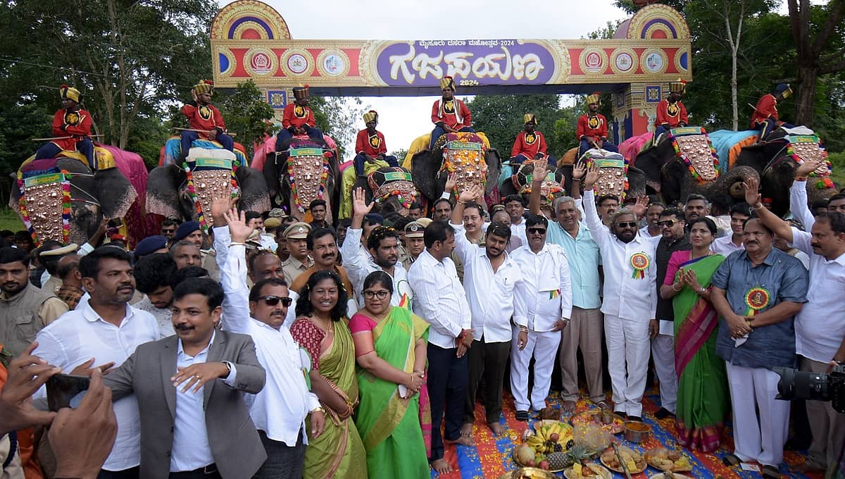 ಮೈಸೂರು ದಸರಾ: 'ಗಜಪಯಣ' ಆರಂಭ, ಅರಮನೆಯತ್ತ ಹೆಜ್ಜೆ ಹಾಕಿದ ಒಂಬತ್ತು ಆನೆಗಳು