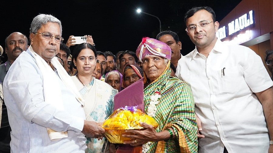 ಗೃಹಲಕ್ಷ್ಮೀ ಹಣದಲ್ಲಿ ಊರಿನ ಜನಕ್ಕೆ ಊಟ ಹಾಕಿದ್ದ ಅಕ್ಕಾತಾಯಿಯನ್ನು ಸನ್ಮಾನಿಸಿದ ಸಿದ್ದರಾಮಯ್ಯ
