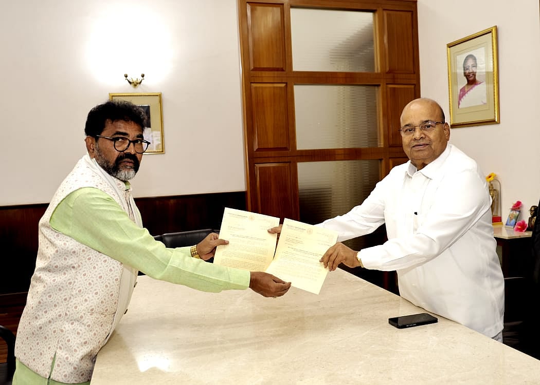 ಟ್ರಸ್ಟ್ಗೆ KIADB ಜಮೀನು ಪಡೆದ ಆರೋಪ: ಸಚಿವ ಪ್ರಿಯಾಂಕ್ ಖರ್ಗೆ ವಿರುದ್ಧ ಛಲವಾದಿ ನಾರಾಯಣಸ್ವಾಮಿ ದೂರು