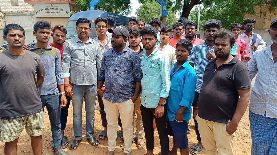 ಜೈಲಿನ ಬಳಿ ಅಭಿಮಾನಿಗಳು 
