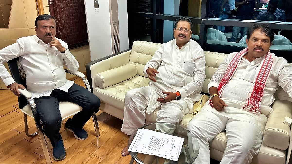 ಸಕ್ಕರೆ ಕಾರ್ಖಾನೆಗೆ ಸಿಗದ ಅನುಮತಿ: ಮಾಲಿನ್ಯ ನಿಯಂತ್ರಣ ಮಂಡಳಿಯಲ್ಲಿ ಯತ್ನಾಳ್ ಧರಣಿ; ಅಶೋಕ್ ಸಾಥ್
