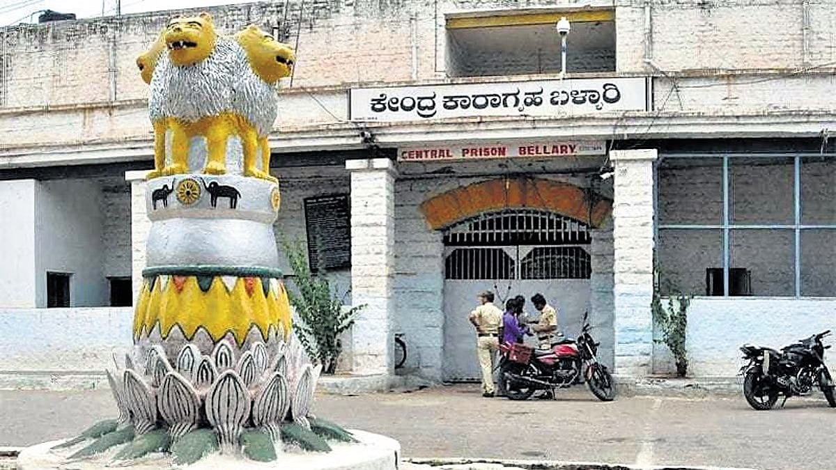 ಇಂದು ಬಳ್ಳಾರಿ ಸೆಂಟ್ರಲ್ ಜೈಲಿಗೆ ನಟ ದರ್ಶನ್ ಶಿಫ್ಟ್: ಸುತ್ತಮುತ್ತ ಹೈ ಅಲರ್ಟ್; ರಾತ್ರಿಯಿಂದ ಕಾದು ಕುಳಿತಿರುವ ಅಭಿಮಾನಿಗಳು!