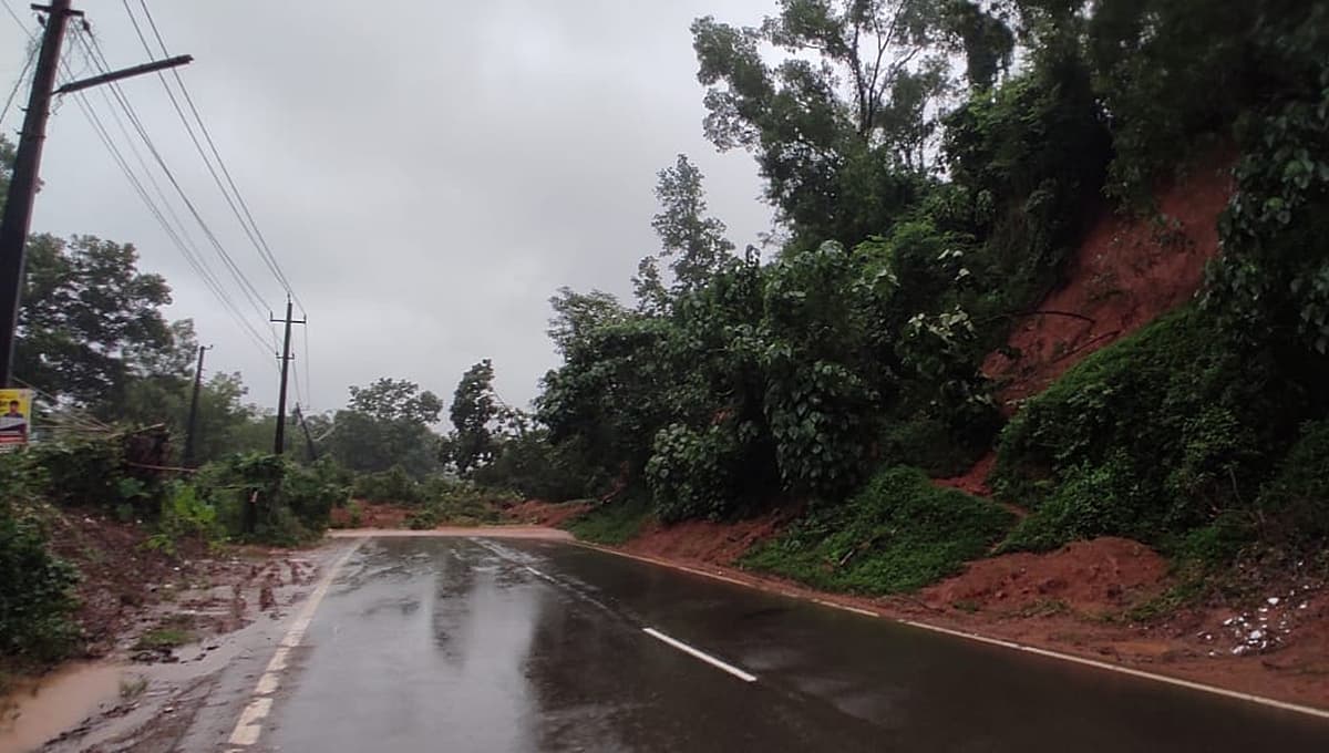 ಬೈಪಾಸ್ ರಸ್ತೆಯಲ್ಲಿ ಗುಡ್ಡ ಕುಸಿದು ಬಿದ್ದಿರುವುದು.