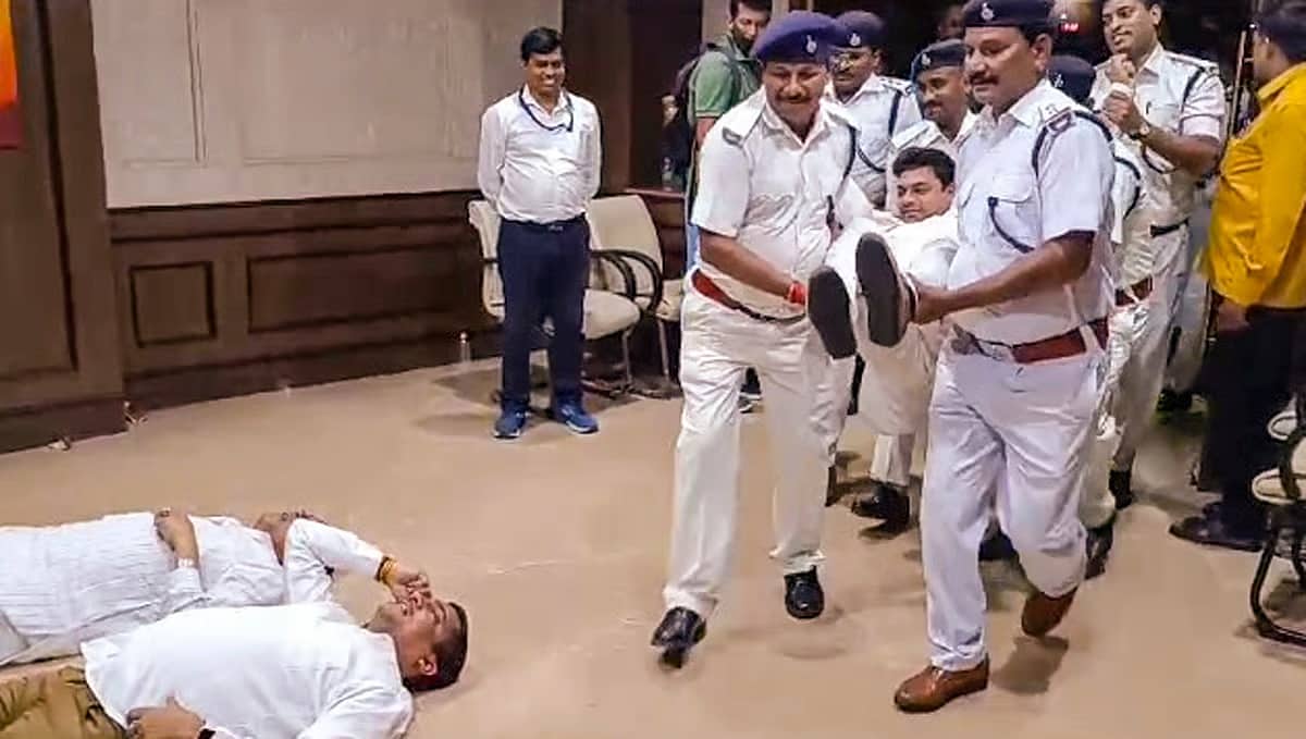 ಜಾರ್ಖಂಡ್ ವಿಧಾನಸಭೆಯಿಂದ 18 ಬಿಜೆಪಿ ಶಾಸಕರ ಅಮಾನತು; ಎತ್ತಿ ಹೊರಹಾಕಿದ ಮಾರ್ಷಲ್ಗಳು