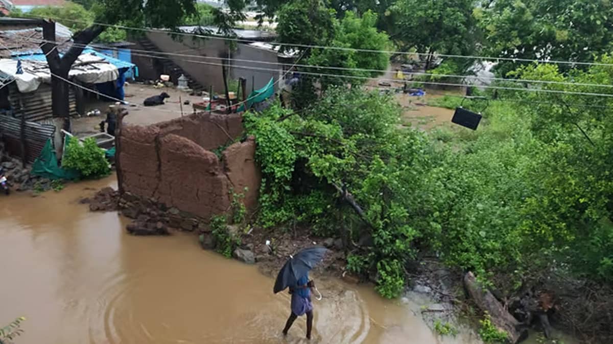 ಆಂಧ್ರ-ತೆಲಂಗಾಣದಲ್ಲಿ ವರುಣನ ಅಬ್ಬರ: ಜನಜೀವನ ಅಸ್ತವ್ಯಸ್ತ, 25 ಮಂದಿ ಸಾವು, ಕೇಂದ್ರ ಸರ್ಕಾರದಿಂದ ನೆರವಿನ ಭರವಸೆ