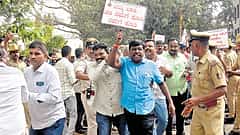 ಬಾಕಿ ಬಿಲ್ ಪಾವತಿಗೆ ಆಗ್ರಹ: ಕಾಮಗಾರಿ ಸ್ಥಗಿತಗೊಳಿಸಿ ಗುತ್ತಿಗೆದಾರರಿಂದ ಪ್ರತಿಭಟನೆ