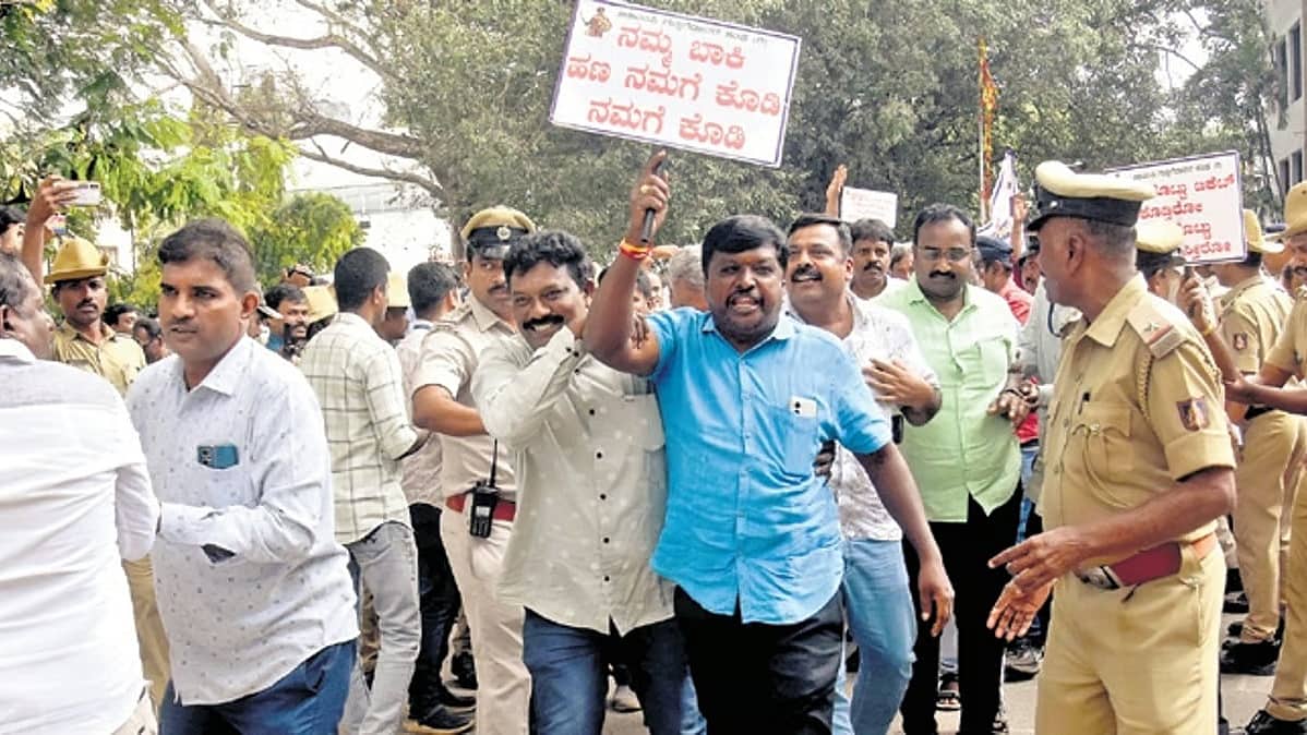 ಬಾಕಿ ಬಿಲ್ ಪಾವತಿಗೆ ಆಗ್ರಹ: ಕಾಮಗಾರಿ ಸ್ಥಗಿತಗೊಳಿಸಿ ಗುತ್ತಿಗೆದಾರರಿಂದ ಪ್ರತಿಭಟನೆ