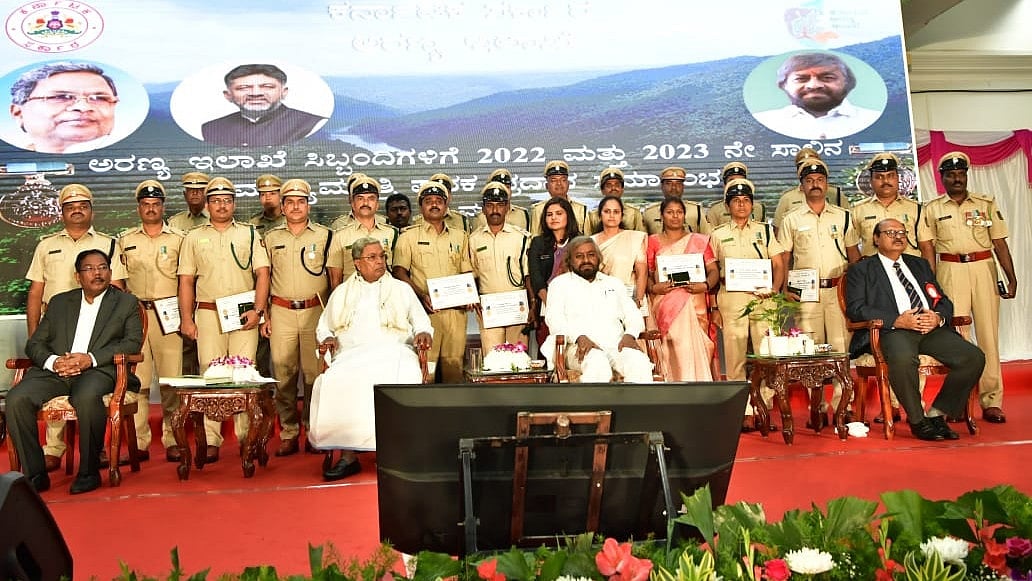 ಅರಣ್ಯ ಪ್ರದೇಶ ಹೆಚ್ಚಿಸಿ, ಒತ್ತುವರಿ ಕಟ್ಟುನಿಟ್ಟಾಗಿ ತಡೆಯಿರಿ: ಅಧಿಕಾರಿಗಳಿಗೆ ಸಿಎಂ ಸಿದ್ದರಾಮಯ್ಯ ಸೂಚನೆ