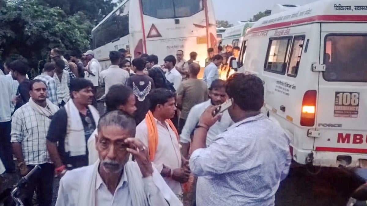 ಉತ್ತರ ಪ್ರದೇಶದ ಹತ್ರಾಸ್ ನಲ್ಲಿ ವ್ಯಾನ್ ಗೆ ಬಸ್ ಡಿಕ್ಕಿ: 17 ಮಂದಿ ಸಾವು, 16 ಜನರಿಗೆ ಗಾಯ