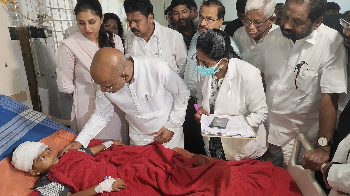ರಾಯಚೂರು ಶಾಲಾ ಬಸ್ ಅಪಘಾತ ಪ್ರಕರಣ: ಗಾಯಾಳುಗಳ ಆರೋಗ್ಯ ವಿಚಾರಿಸಿದ ಸಚಿವ ಶರಣಪ್ರಕಾಶ್ ಪಾಟೀಲ್