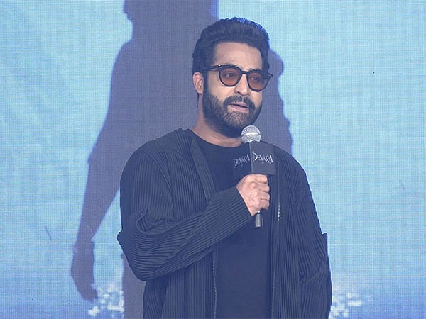 ಕೋಟ ಶ್ರೀನಿವಾಸ ರಾವ್ ಅಂತ್ಯಕ್ರಿಯೆ ವೇಳೆ ಅಭಿಮಾನಿಗಳ ಮೇಲೆ ಜೂನಿಯರ್ NTR ಕೆಂಡಾಮಂಡಲ!