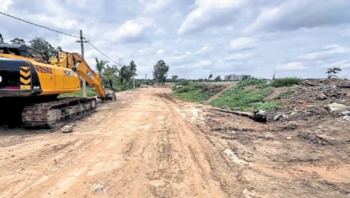 ಬೆಂಗಳೂರು: ಹೀಲಳಿಗೆ ಕೆರೆಯಲ್ಲಿ ತಲೆ ಎತ್ತಿದ ಗ್ಯಾಸ್ ಗೋದಾಮು-ಕಾಂಕ್ರೀಟ್ ರಸ್ತೆ; ಅತಿಕ್ರಮಣ, ಅವ್ಯವಹಾರ ಆರೋಪ!