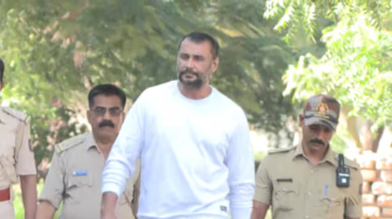 ಪ್ರದೋಷ್ ಮಾಫಿ ಸಾಕ್ಷಿ ಟೆನ್ಶನ್: ಕೋಪ, ಮಾನಸಿಕ ಒತ್ತಡ ತಣಿಸಿಕೊಳ್ಳಲು ಮಳೆಯಲ್ಲೇ ದರ್ಶನ್ ವಾಕಿಂಗ್!