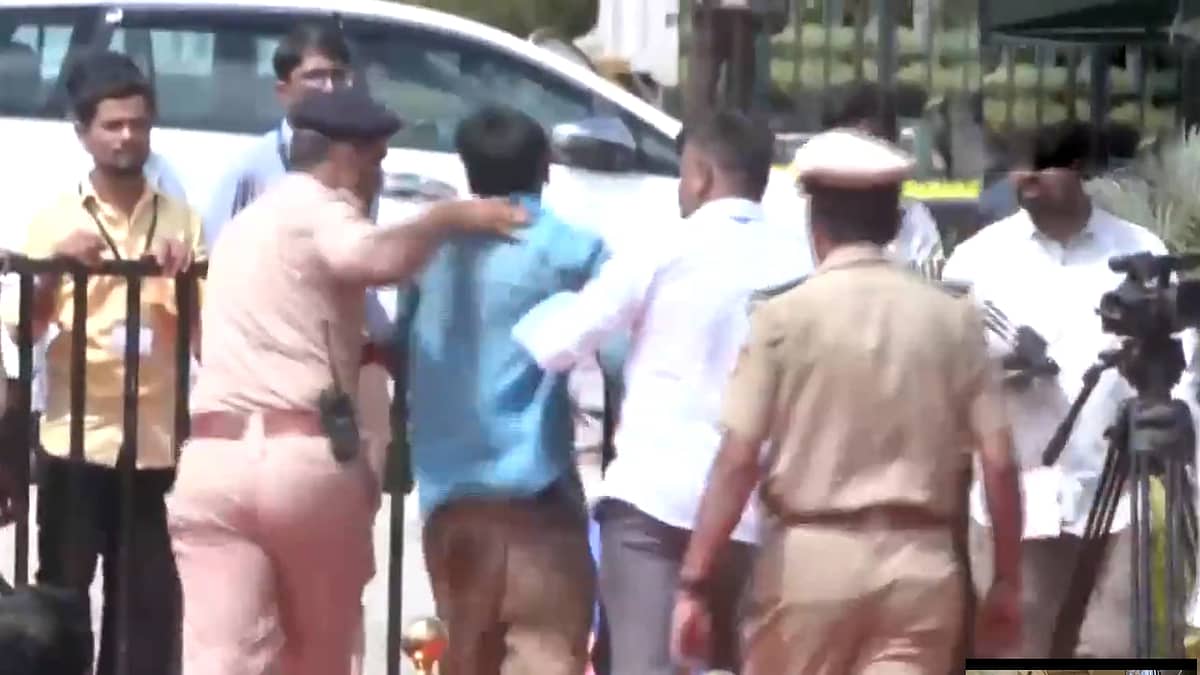 ಭದ್ರತಾ ಲೋಪ: ಸಿಎಂ ಸಿದ್ದರಾಮಯ್ಯಗೆ ಶಾಲು ಹೊದಿಸಲು ವೇದಿಕೆಗೆ ಜಿಗಿದ ಯುವಕನ ಬಂಧನ