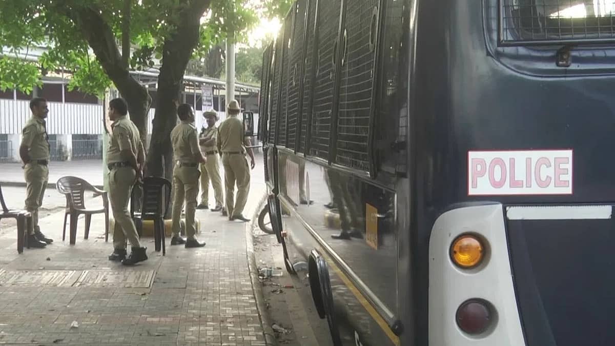 ಮಂಗಳೂರು: ಧಾರ್ಮಿಕ ಸ್ಥಳಗಳ ಮೇಲೆ ಕಲ್ಲು ತೂರಾಟ; ಪರಿಸ್ಥಿತಿ ಉದ್ವಿಗ್ನ, 46 ಮಂದಿ ಬಂಧನ