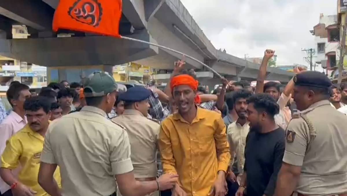 ಮಂಗಳೂರು: ಈದ್ ಆಚರಣೆ ವೇಳೆ VHP ಪ್ರತಿಭಟನೆ; ಬಿ ಸಿ ರೋಡ್ನಲ್ಲಿ ಪರಿಸ್ಥಿತಿ ಉದ್ವಿಗ್ನ, ಮದ್ಯ ನಿಷೇಧ
