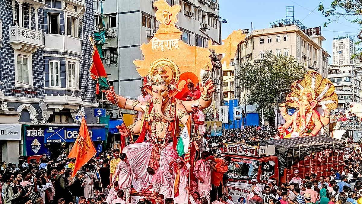 ಗಣೇಶನಿಗೆ ಅದ್ದೂರಿ ವಿದಾಯ: ಮುಂಬೈನಲ್ಲಿ 37,000 ಕ್ಕೂ ಹೆಚ್ಚು ಮೂರ್ತಿಗಳ ವಿಸರ್ಜನೆ