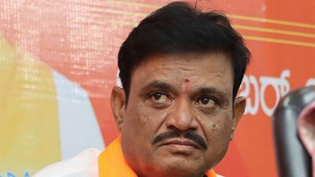 HIV ಸೋಂಕಿತರನ್ನು ಬಳಸಿ ಮುನಿರತ್ನ ಹನಿಟ್ರ್ಯಾಪ್: ಸಂತ್ರಸ್ತರ ಲಿಸ್ಟ್ ನಲ್ಲಿ ಪೊಲೀಸ್ ಅಧಿಕಾರಿ! ಮಹಿಳೆಯರನ್ನು ಪತ್ತೆ ಹಚ್ಚುವುದೇ ದೊಡ್ಡ ಸವಾಲು!