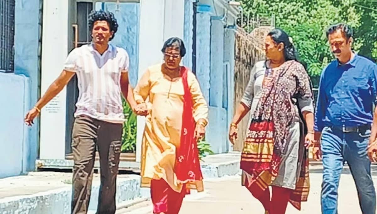 ಸೌಲಭ್ಯ ನಿರಾಕರಿಸಿದ ಜೈಲು ಸಿಬ್ಬಂದಿ: ಮಾನವ ಹಕ್ಕು ಆಯೋಗದ ಮೊರೆ ಹೋಗಲು ದರ್ಶನ್ ಕುಟುಂಬ ನಿರ್ಧಾರ!
