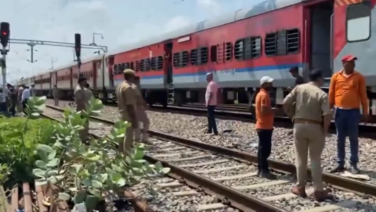 ಉತ್ತರ ಪ್ರದೇಶ: ಟ್ರ್ಯಾಕ್ ಮೇಲೆ ಸಿಲಿಂಡರ್! ಲೋಕೋ ಪೈಲಟ್ ಸಮಯ ಪ್ರಜ್ಞೆಯಿಂದ ತಪ್ಪಿತು ಅನಾಹುತ!
