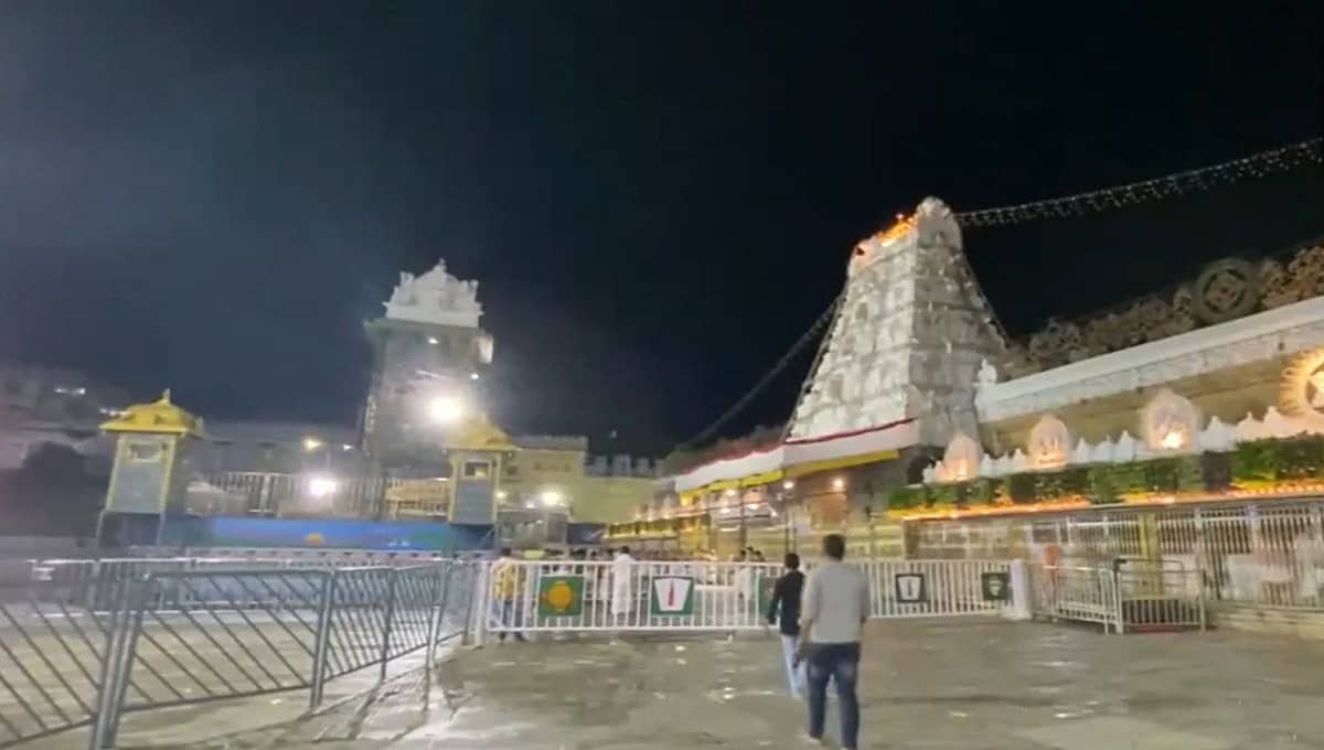 ಲಡ್ಡು ವಿವಾದ: ತಿರುಪತಿ ವೆಂಕಟೇಶ್ವರ ದೇವಾಲಯದಲ್ಲಿ ಶುದ್ದೀಕರಣ, ಶಾಂತಿ ಹೋಮ! Video