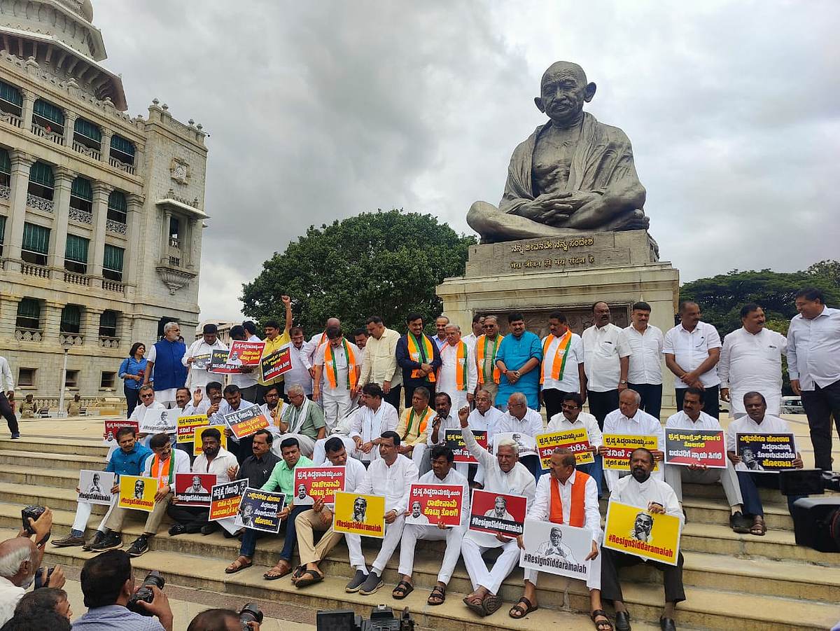 ಸಿದ್ದರಾಮಯ್ಯ ರಾಜೀನಾಮೆಗೆ ಆಗ್ರಹ: ವಿಧಾನಸೌಧ ಎದುರು ಬಿಜೆಪಿ ನಾಯಕರ ಪ್ರತಿಭಟನೆ, ಮುತ್ತಿಗೆ ಯತ್ನ; ಪೊಲೀಸರ ವಶಕ್ಕೆ