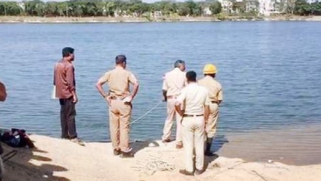 ತುಮಕೂರು: ಕೆರೆಗೆ ಹಾರಿ ಇಬ್ಬರು ಹೆಣ್ಣು ಮಕ್ಕಳೊಂದಿಗೆ ತಾಯಿ ಆತ್ಮಹತ್ಯೆ