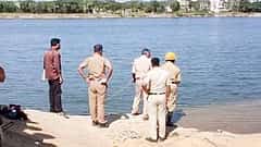 ತುಮಕೂರು: ಕೆರೆಗೆ ಹಾರಿ ಇಬ್ಬರು ಹೆಣ್ಣು ಮಕ್ಕಳೊಂದಿಗೆ ತಾಯಿ ಆತ್ಮಹತ್ಯೆ
