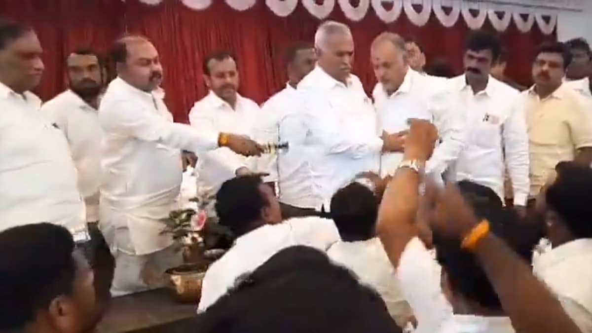 ಕೋಲಾರ ಜಿಲ್ಲಾ ಕಾಂಗ್ರೆಸ್ ನಲ್ಲಿ ಭಿನ್ನಮತ ಸ್ಫೋಟ; ತುಂಬಿದ ಸಭೆಯಲ್ಲಿ ಕಾರ್ಯಕರ್ತರ ಗದ್ದಲ; ವಿಡಿಯೋ ವೈರಲ್!