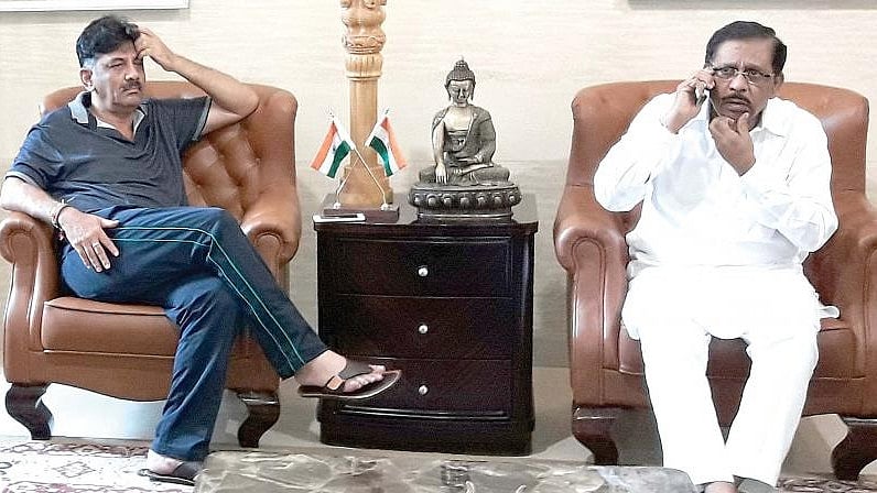 ಸಿದ್ದರಾಮಯ್ಯಗೆ MUDA ಉರುಳು ಮತ್ತಷ್ಟು ಬಿಗಿ: ಡಿಕೆಶಿ-ಪರಮೇಶ್ವರ್ ಭೇಟಿ; ಕುತೂಹಲ ಮೂಡಿಸಿದ CM ಸ್ಥಾನದ ಆಕಾಂಕ್ಷಿಗಳ ಮಾತುಕತೆ