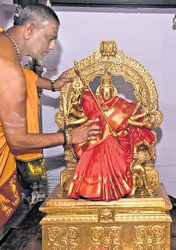 ಚಾಮುಂಡೇಶ್ವರಿ ದೇಗುಲದ ಪ್ರಧಾನ ಅರ್ಚಕ ಶಶಿಶೇಖರ್ ದೀಕ್ಷಿತ್ ಅವರು ಮೈಸೂರಿನಲ್ಲಿ ಚಾಮುಂಡೇಶ್ವರಿ ಉತ್ಸವದ ಉದ್ಘಾಟನೆಯ ಮುನ್ನಾದಿನದಂದು ದೇವಿಯ ವಿಗ್ರಹವನ್ನು ಅಲಂಕರಿಸಿದರು.