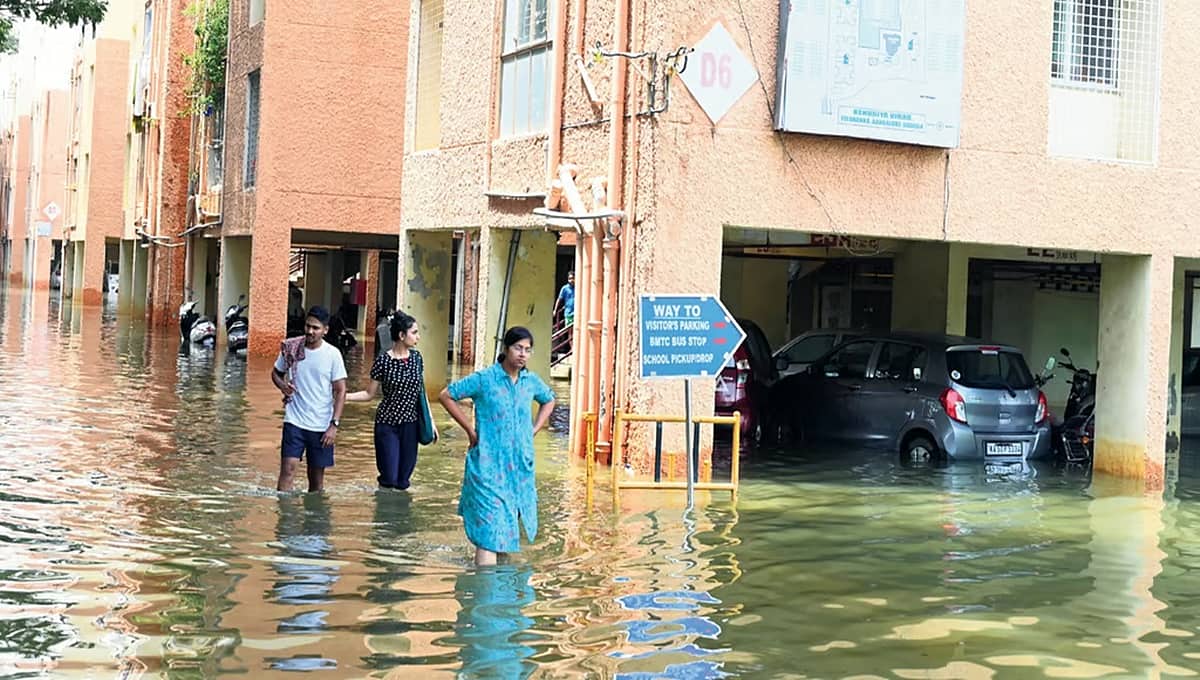 ವರುಣಾರ್ಭಟಕ್ಕೆ ಬೆಂಗಳೂರು ತತ್ತರ: ಮನೆಗಳಿಗೆ ನುಗ್ಗಿದ ನೀರು, ಗೋಡೆ ಕುಸಿತ; ಯಲಹಂಕದಲ್ಲಿ ಅಪಾರ್ಟ್ ಮೆಂಟ್ ಜಲಾವೃತ!