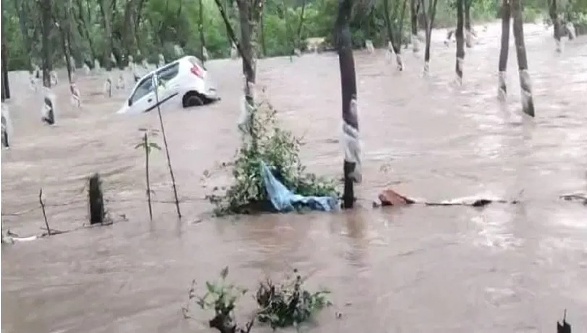 ಉಡುಪಿಯಲ್ಲಿ ವರುಣನ ಅಬ್ಬರ: ಪ್ರವಾಹದಿಂದಾಗಿ ತೋಟಗಳಿಗೆ ನುಗ್ಗಿದ ನೀರು; 10 ಮನೆ ಜಲಾವೃತ; ಬೈಕ್- ಕಾರು ಕೊಚ್ಚಿಹೋಗಿ ಹಾನಿ