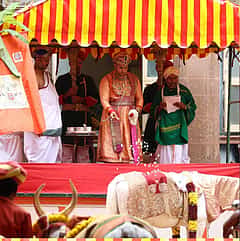 ದಸರಾ ಆಯುಧಪೂಜೆ: ಮೈಸೂರು ಅರಮನೆಯಲ್ಲಿ ಯದುವೀರ್ ಒಡೆಯರ್ ಸಾಂಪ್ರದಾಯಿಕ ಪೂಜೆ