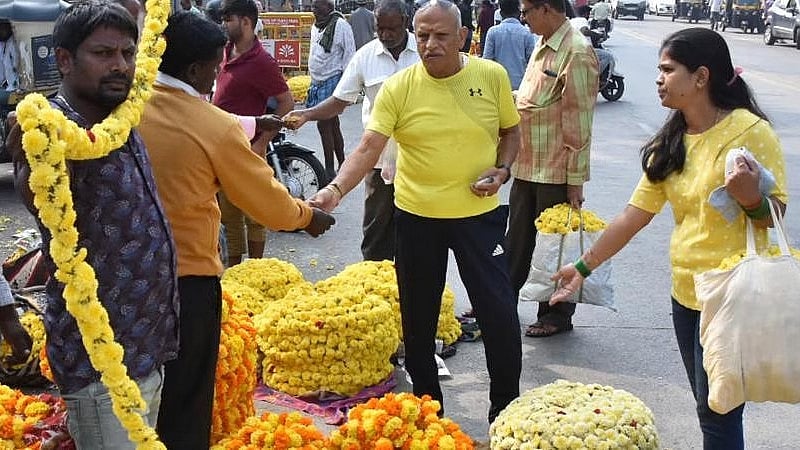 ನಾಡಿನಾದ್ಯಂತ ಆಯುಧ ಪೂಜೆ ಸಂಭ್ರಮ: ದೇವಾಲಯಗಳಲ್ಲಿ ವಿಶೇಷ ಪೂಜೆ, ಬೆಲೆ ದುಬಾರಿಯಾದರೂ ಹೂವು-ಹಣ್ಣು ಖರೀದಿ ಜೋರು