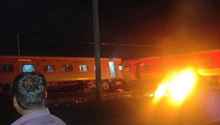 ತಮಿಳುನಾಡು: ತಿರುವಳ್ಳೂರಿನಲ್ಲಿ ಗೂಡ್ಸ್ ರೈಲಿಗೆ ಮೈಸೂರು ದರ್ಭಾಂಗ ಎಕ್ಸ್ ಪ್ರೆಸ್ ಡಿಕ್ಕಿ; ಹಲವು ಪ್ರಯಾಣಿಕರಿಗೆ ಗಾಯ!
