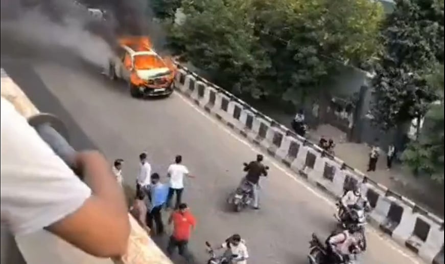 Video: ಬೆಂಕಿ ಹೊತ್ತಿಕೊಂಡಿರುವಾಗಲೇ ರಸ್ತೆ ಮೇಲೆ ಚಲಿಸಿದ ಕಾರು, ದಿಕ್ಕಾಪಾಲಾಗಿ ಓಡಿದ ಜನ!